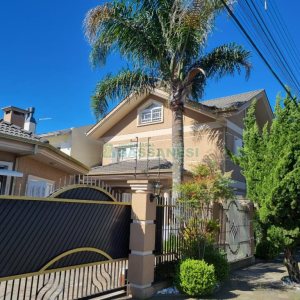 Casa com 331m², 4 dormitórios, 2 vagas, no bairro Moinhos de Vento em Caxias do Sul para Comprar