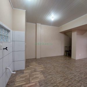 Casa com 94m², 2 dormitórios, 1 vaga, no bairro Interlagos em Caxias do Sul para Alugar