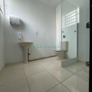 Pavilhão com 620m², no bairro Exposição em Caxias do Sul para Alugar