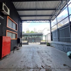 Pavilhão com 350m², no bairro Pio X em Caxias do Sul para Alugar