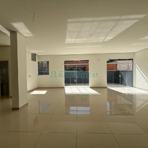 Loja com 230m², no bairro Exposição em Caxias do Sul para Alugar