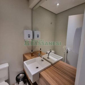 Sala com 63m², 2 vagas, no bairro São Pelegrino em Caxias do Sul para Comprar