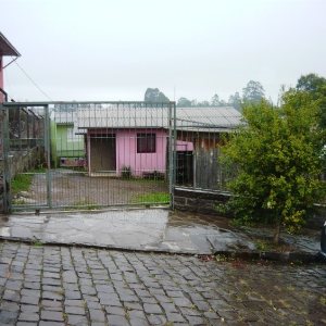 Casa com 50m², 2 dormitórios, 1 vaga, no bairro Cidade Nova em Caxias do Sul para Comprar