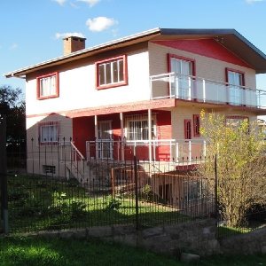 Casa com 294m², 4 dormitórios, 5 vagas, no bairro Pioneiro em Caxias do Sul para Comprar