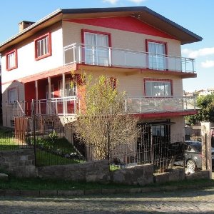 Casa com 294m², 4 dormitórios, 5 vagas, no bairro Pioneiro em Caxias do Sul para Comprar