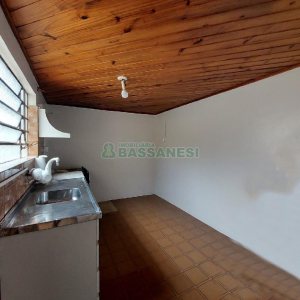 Casa com 60m², 3 dormitórios, 1 vaga, no bairro Petrópolis em Caxias do Sul para Alugar