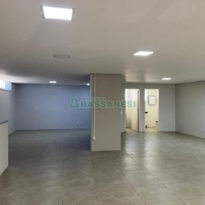 Loja com 370m², 2 vagas, no bairro Santa Catarina em Caxias do Sul para Alugar