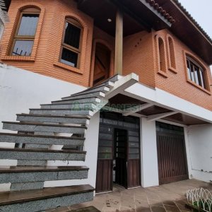 Casa com 184m², 3 dormitórios, 2 vagas, no bairro Panazzolo em Caxias do Sul para Comprar
