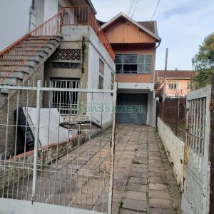 Casa com 100m², 3 dormitórios, 3 vagas, no bairro Centro em Caxias do Sul para Comprar