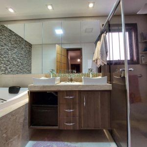 Sobrado com 126m², 3 dormitórios, 1 vaga, no bairro Jardim América em Caxias do Sul para Comprar