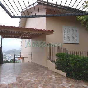 Casa com 82m², 2 dormitórios, 1 vaga, no bairro Universitário em Caxias do Sul para Alugar