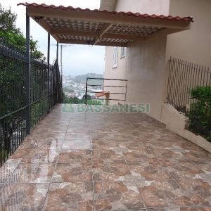 Casa com 82m², 2 dormitórios, 1 vaga, no bairro Universitário em Caxias do Sul para Alugar