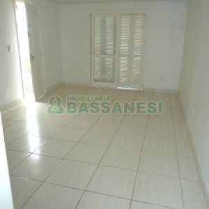 Casa com 82m², 2 dormitórios, 1 vaga, no bairro Universitário em Caxias do Sul para Alugar