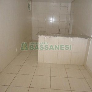 Casa com 82m², 2 dormitórios, 1 vaga, no bairro Universitário em Caxias do Sul para Alugar