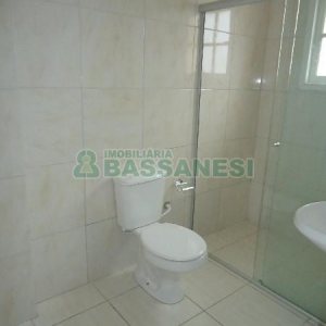 Casa com 82m², 2 dormitórios, 1 vaga, no bairro Universitário em Caxias do Sul para Alugar