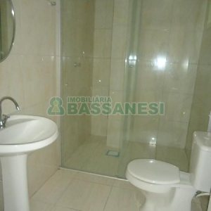 Casa com 82m², 2 dormitórios, 1 vaga, no bairro Universitário em Caxias do Sul para Alugar