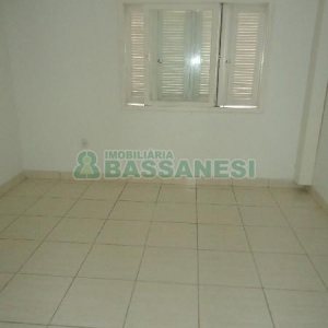 Casa com 82m², 2 dormitórios, 1 vaga, no bairro Universitário em Caxias do Sul para Alugar