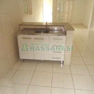 Casa com 82m², 2 dormitórios, 1 vaga, no bairro Universitário em Caxias do Sul para Alugar