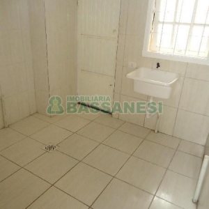 Casa com 82m², 2 dormitórios, 1 vaga, no bairro Universitário em Caxias do Sul para Alugar