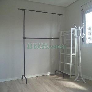 Apto Mobiliado com 75m², 2 dormitórios, 2 vagas, no bairro Cinqüentenário em Caxias do Sul para Comprar