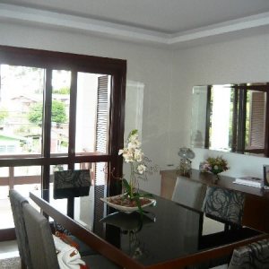 Casa com 353m², 4 dormitórios, 3 vagas, no bairro Mariland em Caxias do Sul para Comprar