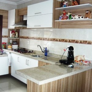 Casa com 353m², 4 dormitórios, 3 vagas, no bairro Mariland em Caxias do Sul para Comprar