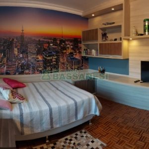 Casa com 229m², 3 dormitórios, 3 vagas, no bairro Kayser em Caxias do Sul para Comprar