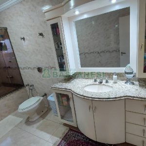 Casa com 229m², 3 dormitórios, 3 vagas, no bairro Kayser em Caxias do Sul para Comprar