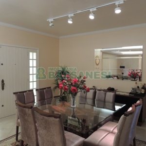 Casa com 229m², 3 dormitórios, 3 vagas, no bairro Kayser em Caxias do Sul para Comprar