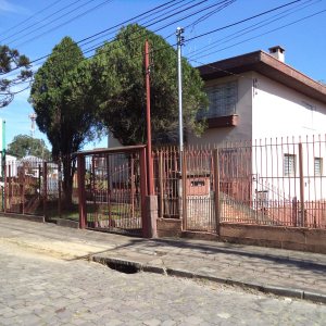 Casa com 261m², 8 dormitórios, 10 vagas, no bairro Rio Branco em Caxias do Sul para Comprar