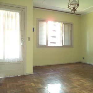 Casa com 261m², 8 dormitórios, 10 vagas, no bairro Rio Branco em Caxias do Sul para Comprar