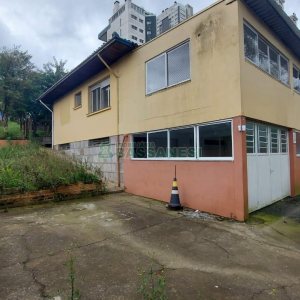 Casa Comercial com 350m², 1 vaga, no bairro Lourdes em Caxias do Sul para Alugar