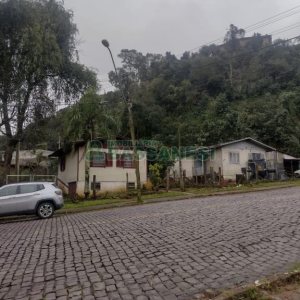 Casa com 250m², 3 dormitórios, 1 vaga, no bairro Pioneiro em Caxias do Sul para Comprar