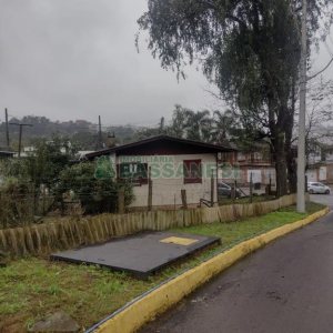 Casa com 250m², 3 dormitórios, 1 vaga, no bairro Pioneiro em Caxias do Sul para Comprar