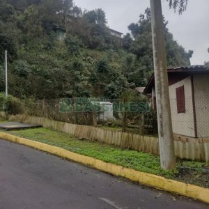 Casa com 250m², 3 dormitórios, 1 vaga, no bairro Pioneiro em Caxias do Sul para Comprar