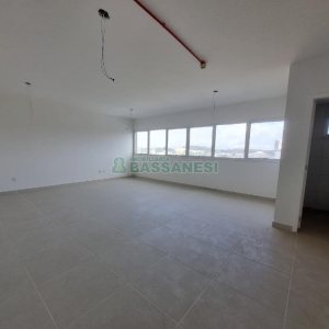 Sala com 46m², 1 vaga, no bairro Desvio Rizzo em Caxias do Sul para Comprar