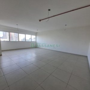 Sala com 51m², 1 vaga, no bairro Desvio Rizzo em Caxias do Sul para Comprar