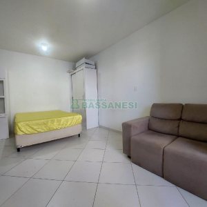 Kitinete Mobiliado com 37m², 1 dormitório, 1 vaga, no bairro Centro em Caxias do Sul para Alugar