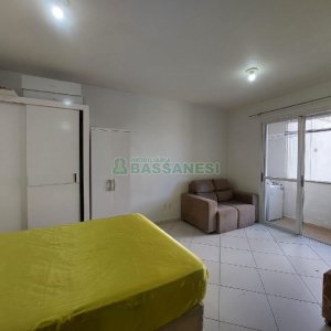 Kitinete Mobiliado com 37m², 1 dormitório, 1 vaga, no bairro Centro em Caxias do Sul para Alugar