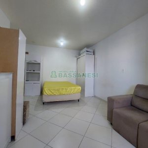 Kitinete Mobiliado com 37m², 1 dormitório, 1 vaga, no bairro Centro em Caxias do Sul para Alugar