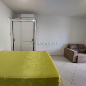 Kitinete Mobiliado com 37m², 1 dormitório, 1 vaga, no bairro Centro em Caxias do Sul para Alugar