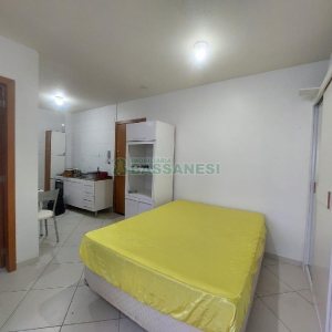 Kitinete Mobiliado com 37m², 1 dormitório, 1 vaga, no bairro Centro em Caxias do Sul para Alugar