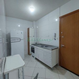 Kitinete Mobiliado com 37m², 1 dormitório, 1 vaga, no bairro Centro em Caxias do Sul para Alugar