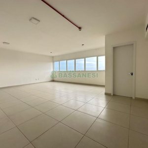 Sala com 46m², 1 vaga, no bairro Desvio Rizzo em Caxias do Sul para Comprar