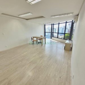 Sala com 42m², no bairro Lourdes em Caxias do Sul para Comprar