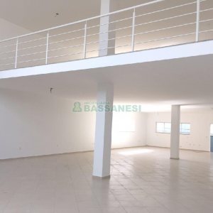 Loja com 330m², no bairro Cinqüentenário em Caxias do Sul para Alugar