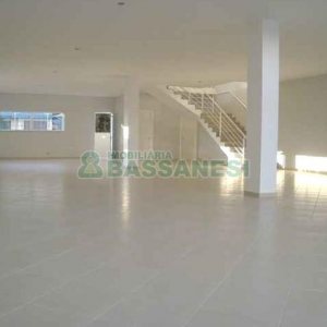 Loja com 330m², no bairro Cinqüentenário em Caxias do Sul para Alugar