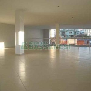 Loja com 330m², no bairro Cinqüentenário em Caxias do Sul para Alugar