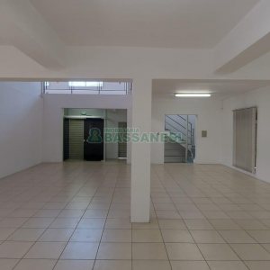 Loja com 460m², 2 vagas, no bairro Medianeira em Caxias do Sul para Alugar