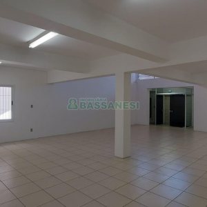 Loja com 460m², 2 vagas, no bairro Medianeira em Caxias do Sul para Alugar